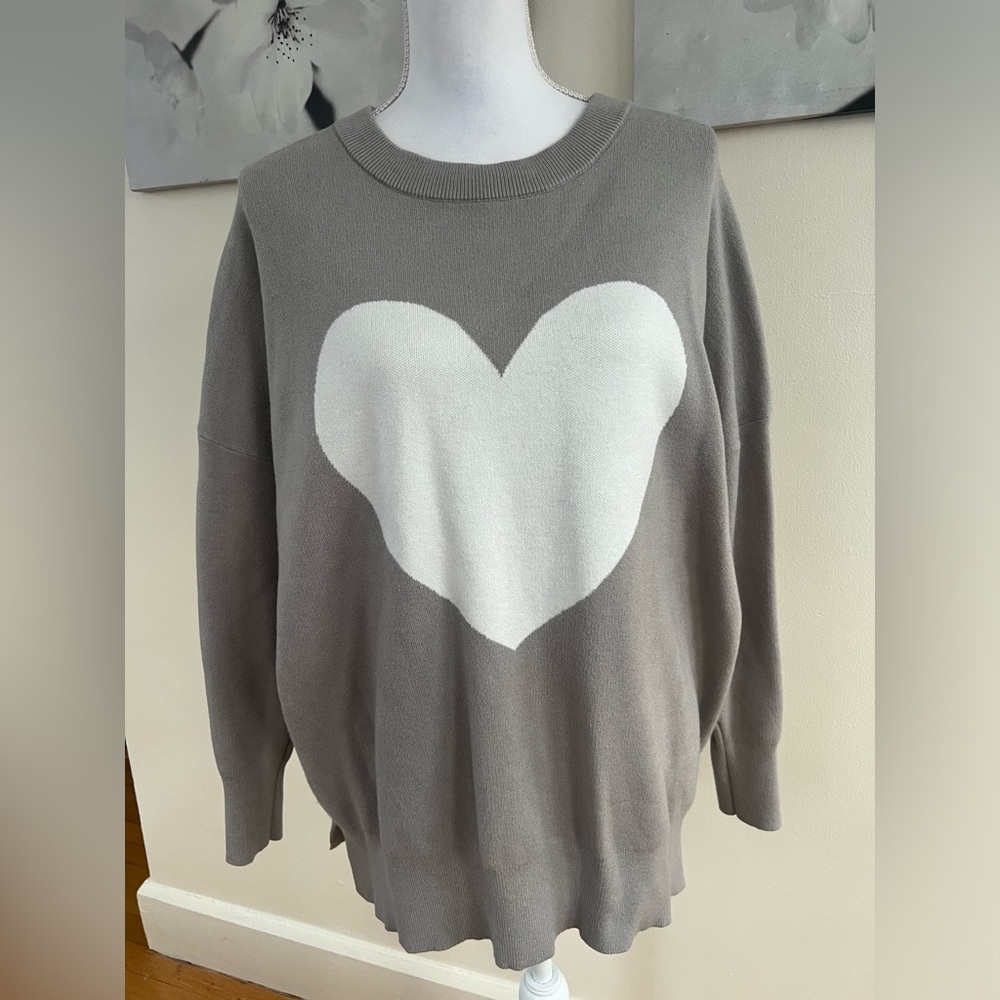 Gray Heart Sweatshirt Size Small 🤍